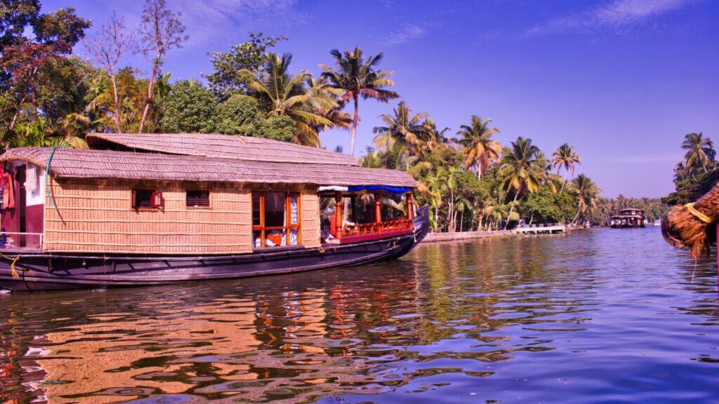 Houseboats 101: Float Your Way to a Thrifty Home Imagine a stunning floating home - a magnificent Houseboat!