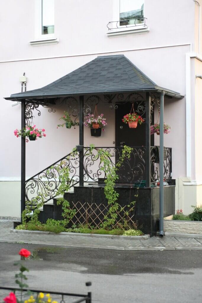 Living in a tiny house in Tennessee.