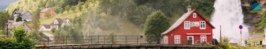 Tiny cottages' architectural characteristics.
