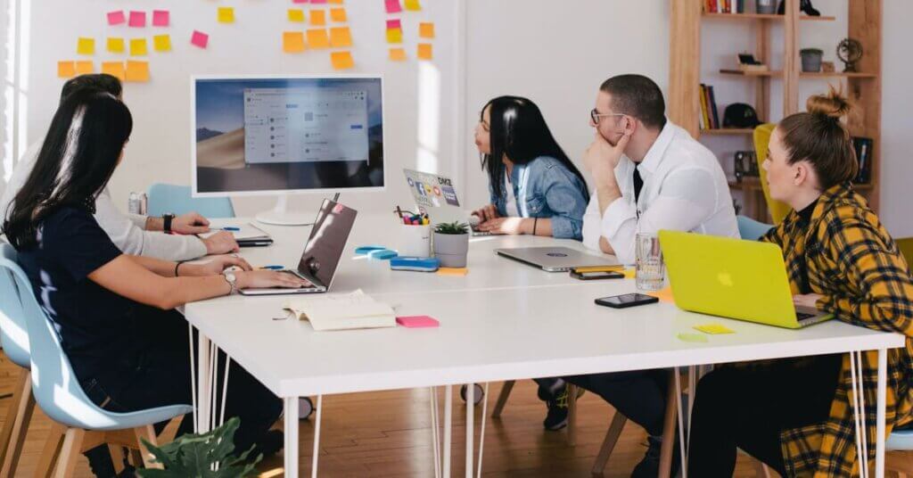 Transform your work environment into a fascinating travel-inspired oasis with these fantastic travel-themed workspaces.