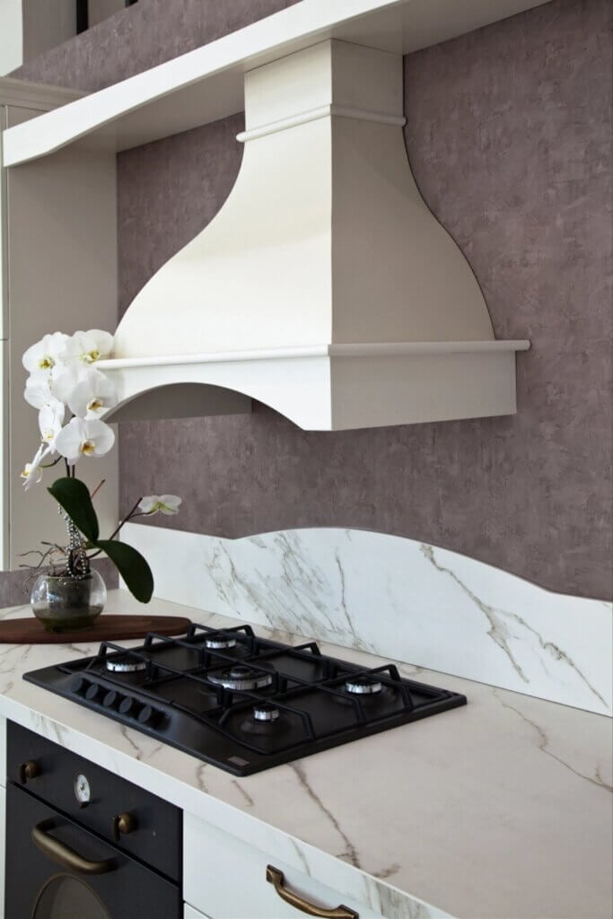 Looking for some fresh inspiration for transforming your kitchen? You'll love these contemporary ideas that revolve around the sleek and modern color black.