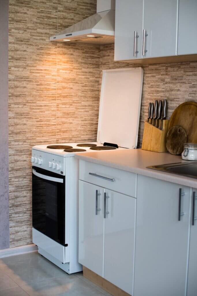 Looking for some inspiring ideas to give your kitchen a contemporary makeover? Get ready to discover a collection of cozy and trendy kitchen remodel ideas!