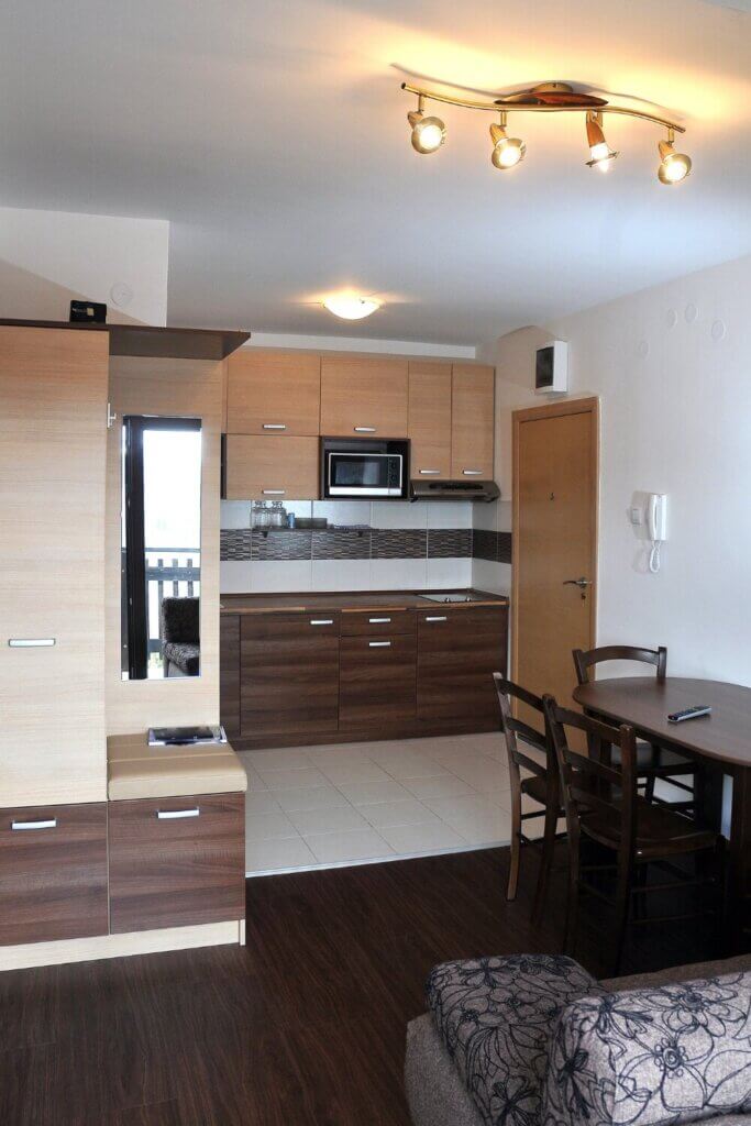 Looking for some inspiration for a modern kitchen renovation? Why not consider incorporating the timeless elegance of wood into your design?