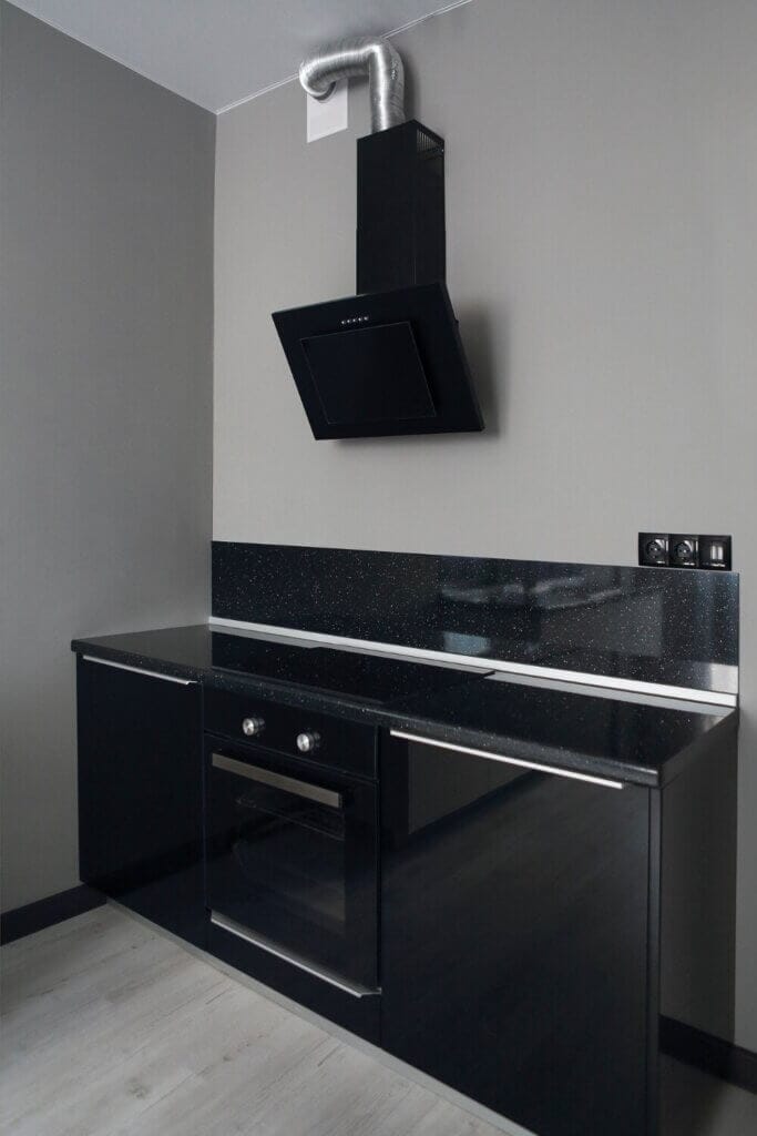 Looking for inspiration for a stylish black and white kitchen? Explore these small kitchen ideas with a touch of black shine!