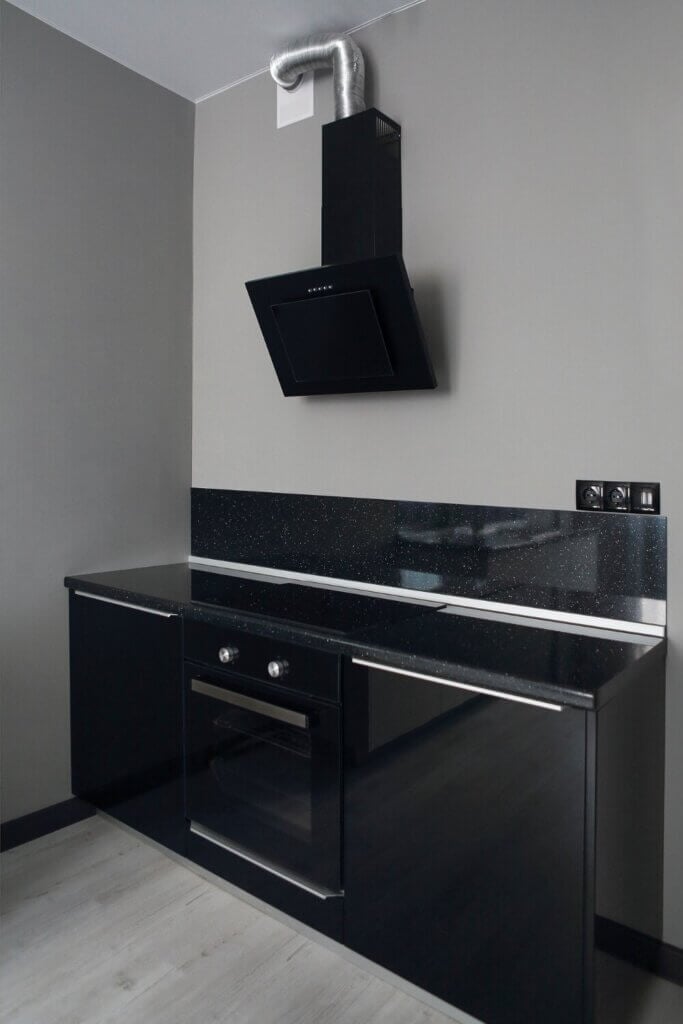 Looking for inspiration for a stylish black and white kitchen? Explore these small kitchen ideas with a touch of black shine!