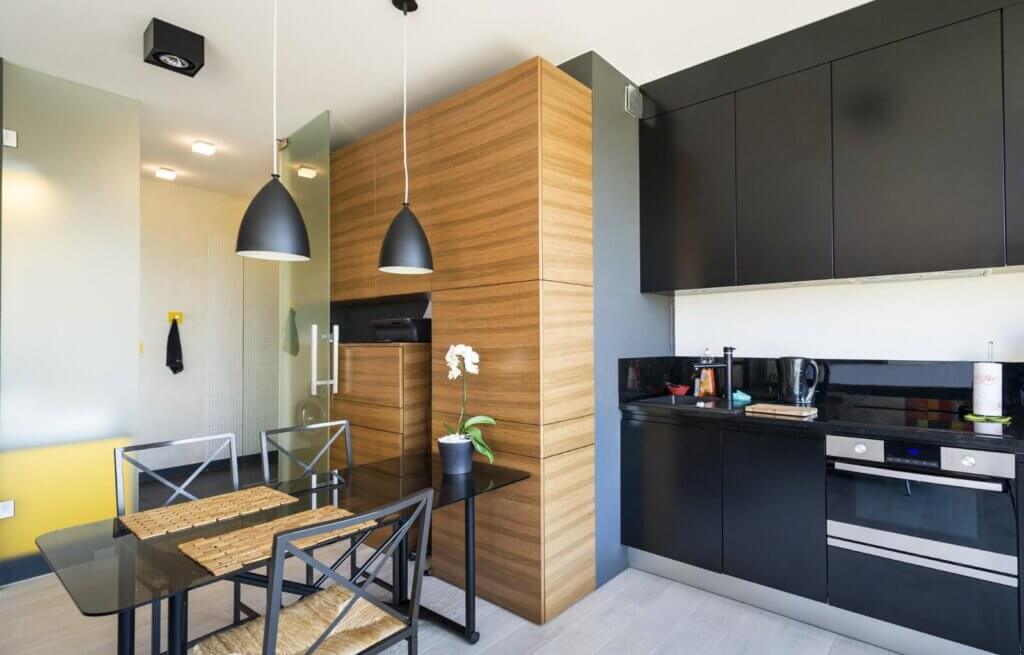 Here are some inspiring small kitchen ideas in black and white for you.