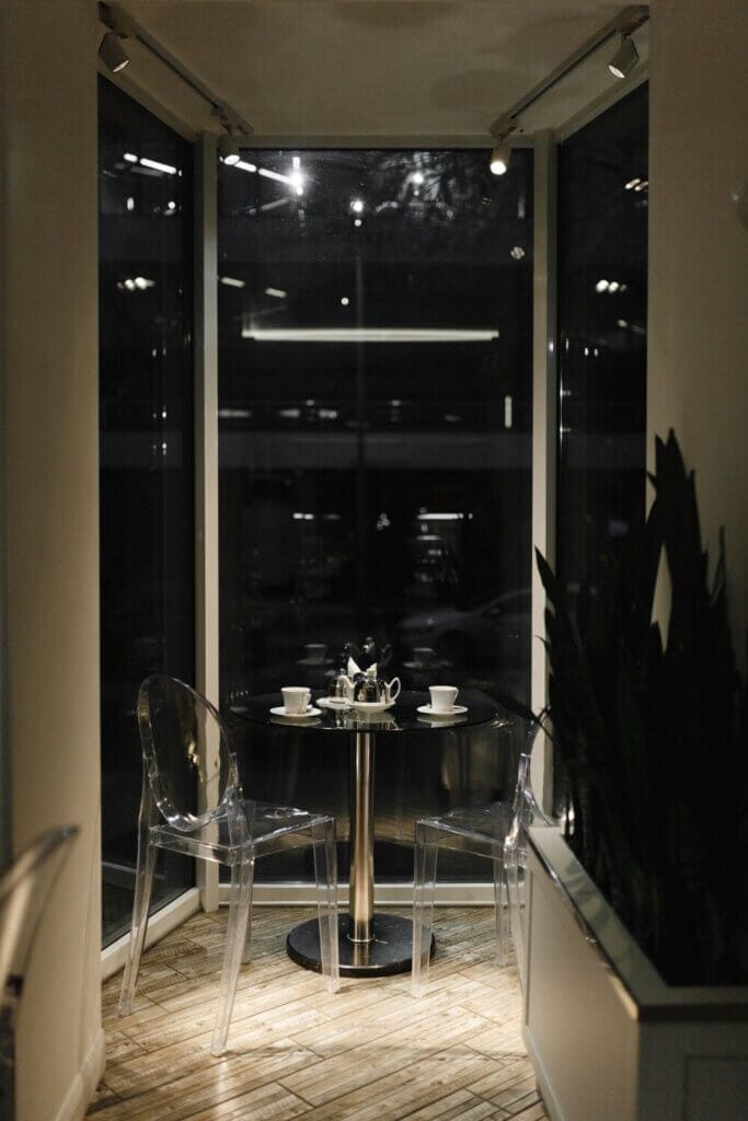 Looking for inspiration for a sleek black and white kitchen? How about going for a stunning pure black aesthetic?