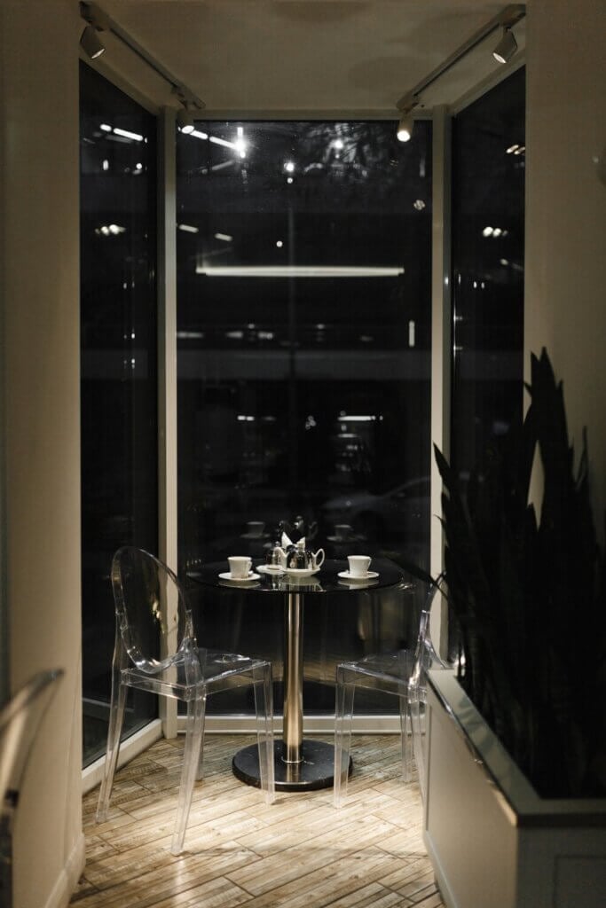 Looking for inspiration for a sleek black and white kitchen? How about going for a stunning pure black aesthetic?