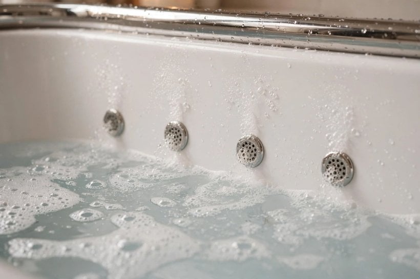 air jet tubs guide: a smooth white tub shell with flush-fitting air jets