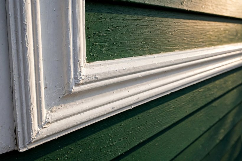 exterior house trim molding: contrasting trim colour on siding