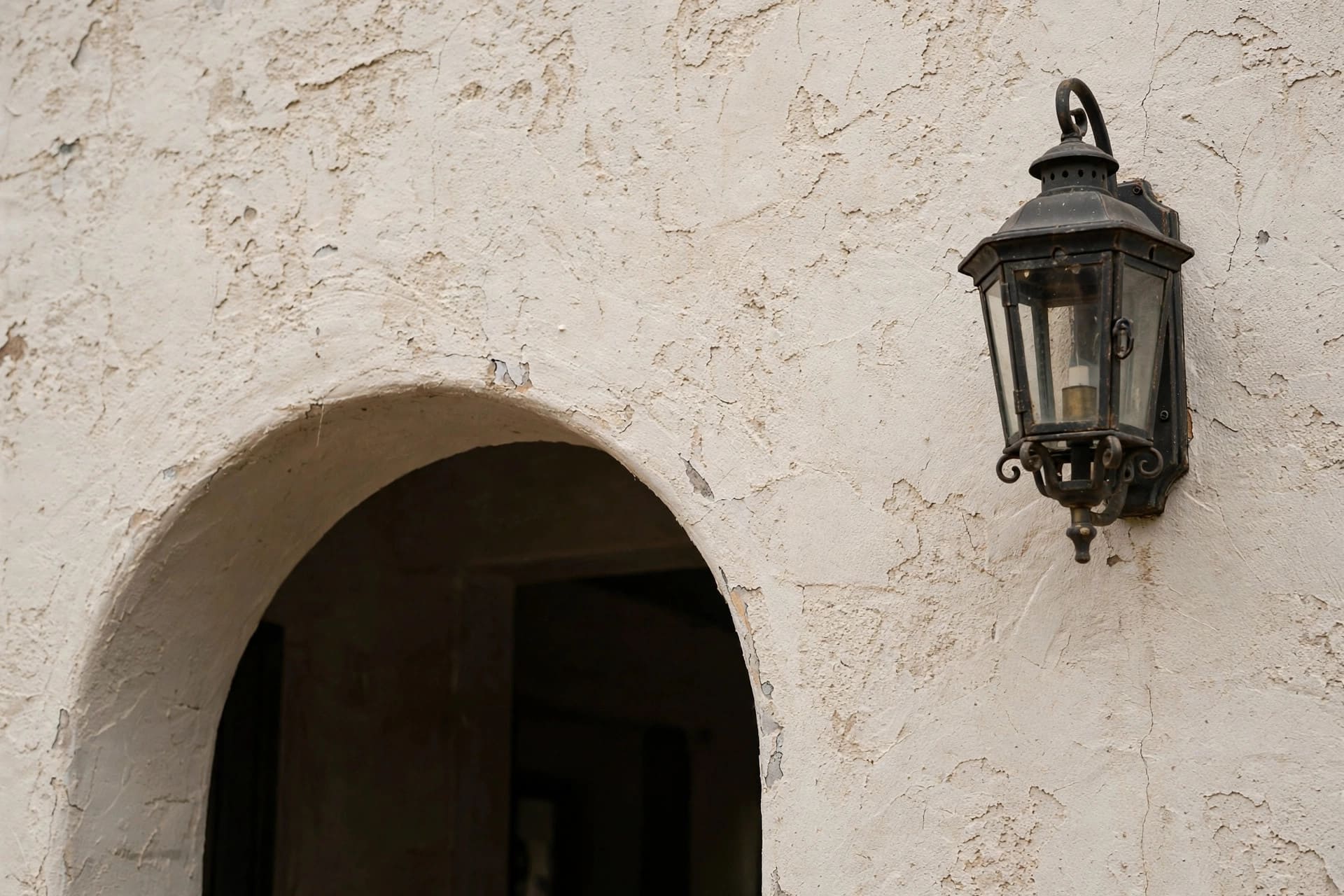 stucco house: dark window trim contrasting with light render