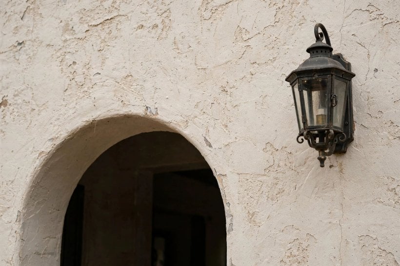 stucco house: dark window trim contrasting with light render