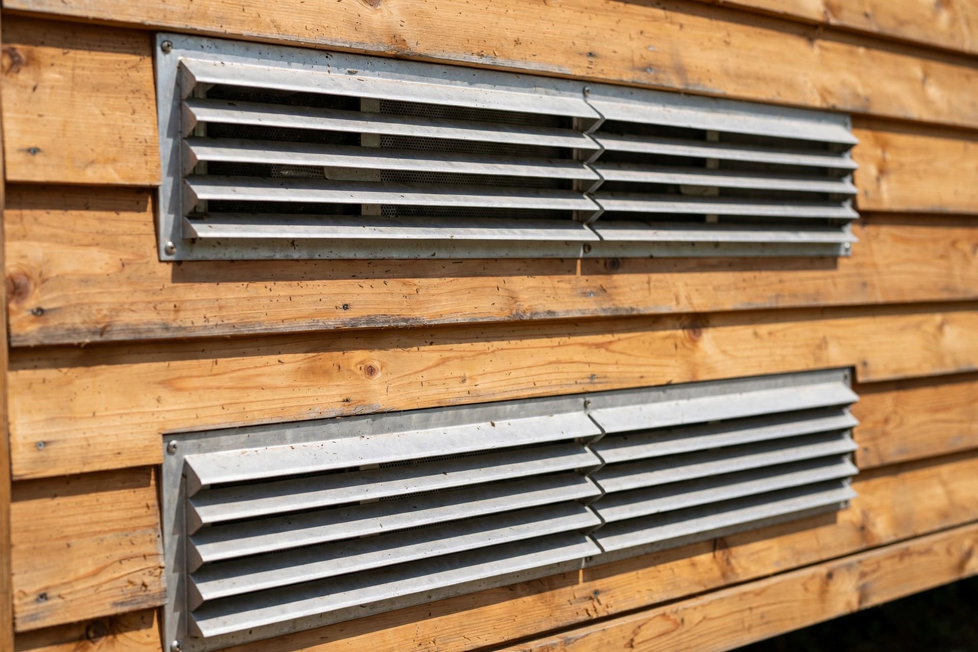 DIY tongue boxes: high and low vents cut into the side of the box for cross ventilation