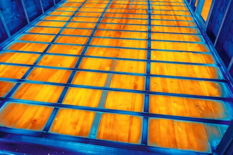 floor insulation calculator: thermal view showing cold stripes along steel frame lines