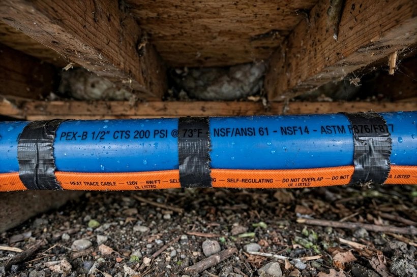 heat tape pipe freeze simulator: heat tape run straight along the bottom of a PEX pipe