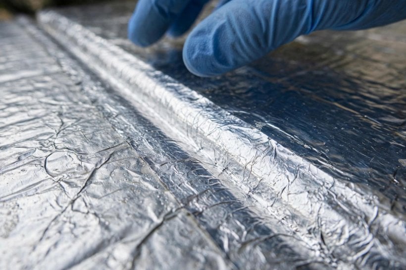 vacuum insulated panels: a taped metallized seam on the fragile foil envelope